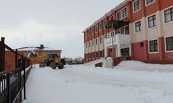 Karlıova Belediyesince okul yolları ve okul bahçeleri kardan temizleniyor