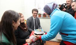 Kaymakam Karaloğlu ve eşi 73 yaşındaki kadına doğum günü sürprizi yaptı