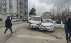Malatya'da kamyonetle otomobilin çarpıştığı kazada 2 kişi yaralandı