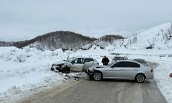 Tunceli'de 2 otomobilin çarpıştığı kazada 3 kişi yaralandı