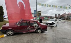 Elazığ'da 2 otomobil çarpıştı, 4 kişi yaralandı