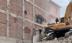Elazığ'da ağır hasarlı binanın yıkımı sırasında bitişikteki cami zarar gördü