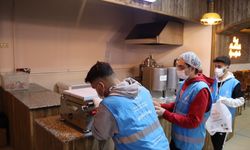 Elazığ'da üniversite öğrencileri yurttaki fazla yemekleri ihtiyaç sahiplerine ulaştırıyor
