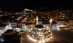 Erzurum, Ardahan ve Kars'ta vatandaşlar ilk teravihte tarihi camileri doldurdu