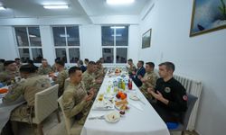 Hakkari Valisi Çelik, jandarma personeliyle iftar yaptı