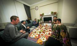 Hakkari Valisi ve Belediye Başkan Vekili Çelik, şehit ailesinin evinde iftar yaptı