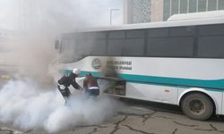 Kars'ta özel halk otobüsünde çıkan yangını trafik polisleri söndürdü