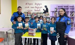 Yüksekova polisinden kütüphaneye kitap desteği