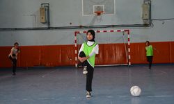 Bitlisli kız futbolcular Türkiye finallerine hazırlanıyor