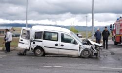 Erzurum'da tır ile hafif ticari aracın karıştığı kazada 4 kişi yaralandı