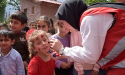 Gönüllü gençler, köylerde etkinliklerle çocuklara Türk Kızılayı tanıtıyor