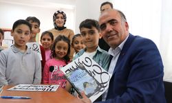 Sınıfı öğretmeni Ormanoğlu, yazdığı kitaplarla kırsaldaki çocuklara okuma sevgisi aşılıyor