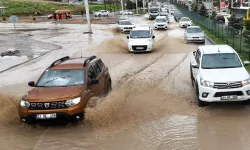Malatya'da sağanak yağış nedeniyle caddeler su birikintileri ile doldu