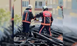 Okul binasının çatı sökümü esnasında yangın çıktı