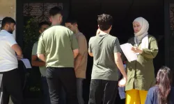 YKS'ye giren öğrenciler sınavda ter dökerken aileleri dışarıda onlara dua etti