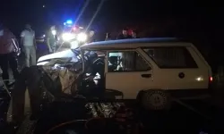 Hafif ticari araç ile otomobil çarpıştı: 8 yaralı
