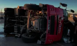 Yangına müdahaleye giden itfaiye aracı devrildi