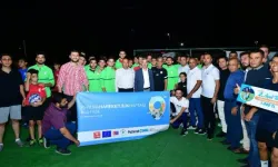 Başkan Çınar Gençlerle Voleybol Oynadı, Ayak Tenisi Turnuvasının Ödüllerini Dağıttı