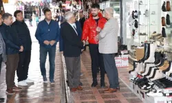 Başkan Güder, ilçeyi karış karış gezip, esnaf ve vatandaşlarla bir araya gelmeyi sürdürüyor.