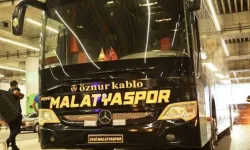 El konulan Yeni Malatyaspor Otobüsüne Başkan Gürkan Hamlesi..