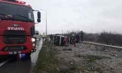 Kontrolden Çıkan Otomobil Bariyerlere Çarpıp Yan Yattı: 3 Yaralı
