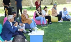 KPSS derslerinden ücretsiz olarak yararlanan öğrenciler, Başkan Güder’e teşekkürlerini iletti.