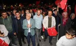 Malatyalılar zaferi Battalgazi Belediyesi önünde kutladı.