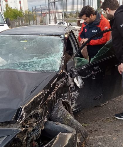 Kars'ta bahçe duvarına çarpan otomobildeki anne ve 2 çocuğu yaralandı