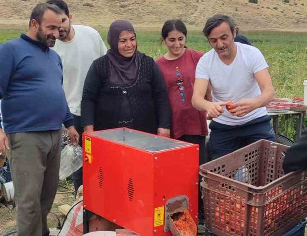 Ünlü oyuncu Ersin Korkut domates toplayıp salça yaptı
