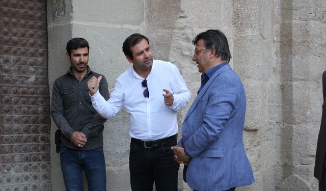 AK Parti Van Milletvekili Türkmenoğlu, Hoşap Kalesi'ndeki restorasyon çalışmalarını inceledi