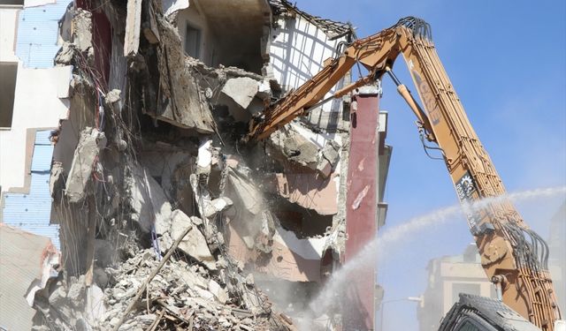 Elazığ'da ağır hasarlı binaların yüzde 46'sının yıkımı gerçekleştirildi