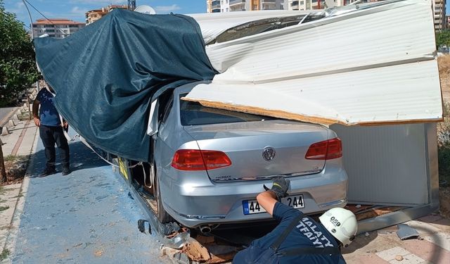 Malatya'da konteynere giren otomobilin sürücüsü yaralandı