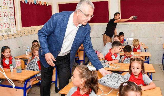 Bursa Karacabey'de öğrencilerin okul heyecanına ortak oldu