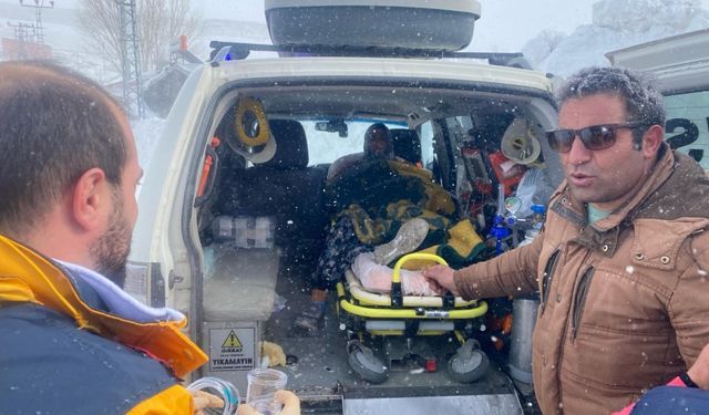 Iğdır'da kar nedeniyle mahsur kalan hamile kadın ekiplerin çalışmasıyla hastaneye ulaştırıldı