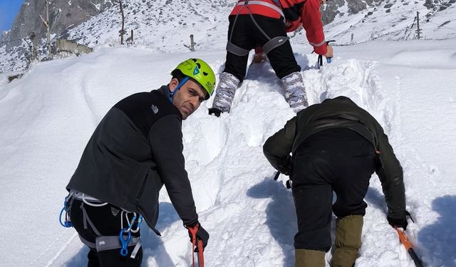 Iğdır'daki 2 bin 550 rakımlı Tekelti Dağı'nda dağcılara kış eğitimi verildi