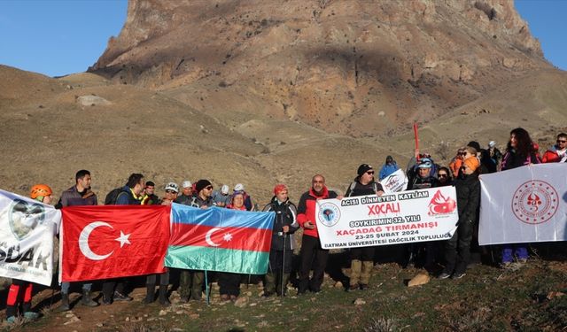 Türkiye ve Azerbaycan'dan dağcılar, Hocalı Katliamı kurbanlarını Haça Dağı zirvesinde andı