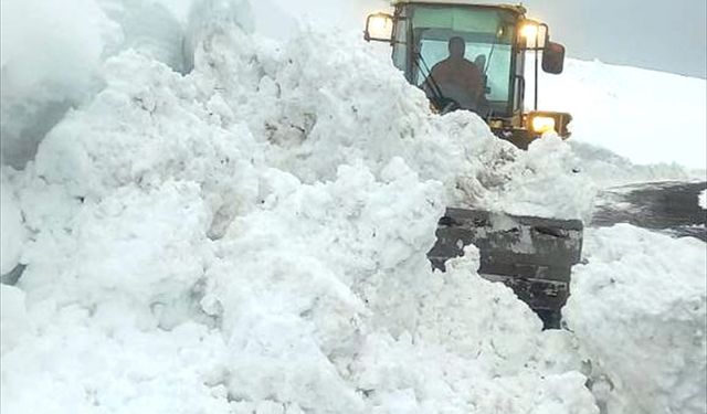 Kars'ta kar ve buzla mücadele sürüyor