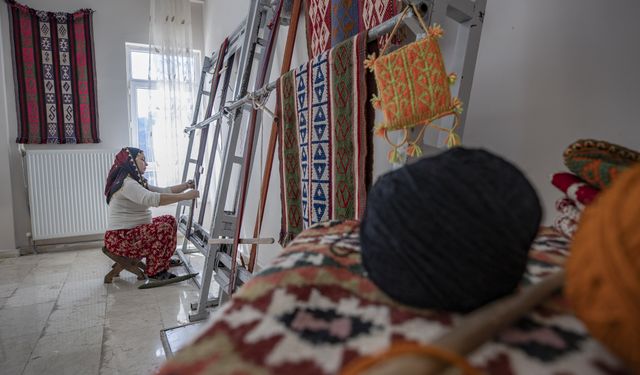 Tunceli'de kadınlar "cicim" dokumacılığını yaşatmaya çalışıyor