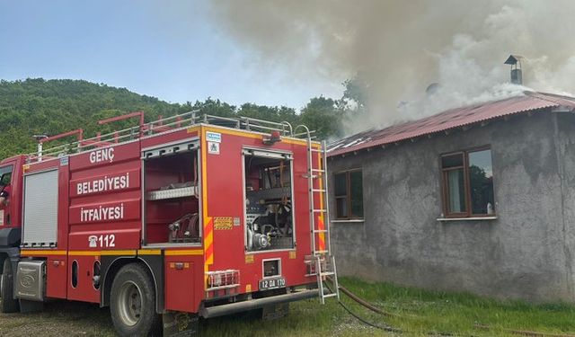 Bingöl'de çatı yangını söndürüldü