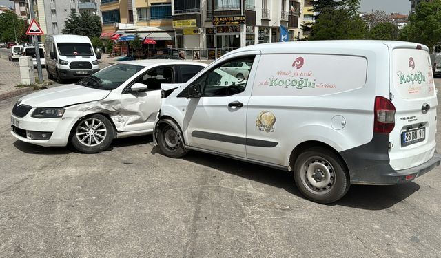 Elazığ'da hafif ticari araç ile otomobilin çarpıştığı kazada, 2 kişi yaralandı