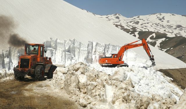 Hakkari'de ekipler metrelerce karın bulunduğu Berçelan Yaylası'nın yolunu açmaya çalışıyor