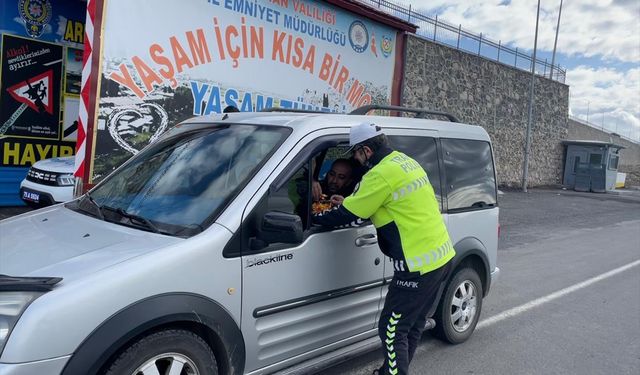 Kars ve Ardahan'da sürücüler şeker ikram edilerek uyarıldı