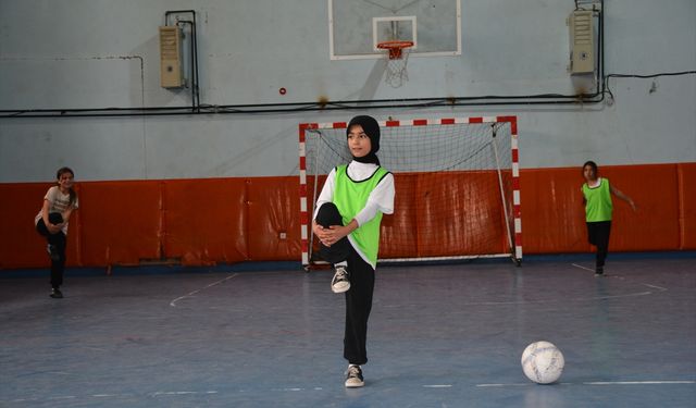 Bitlisli kız futbolcular Türkiye finallerine hazırlanıyor