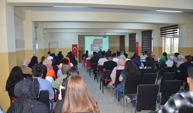 Bulanık'ta "Tarihsel Perspektiften Gelecek Motivasyonuna" konulu konferans düzenlendi