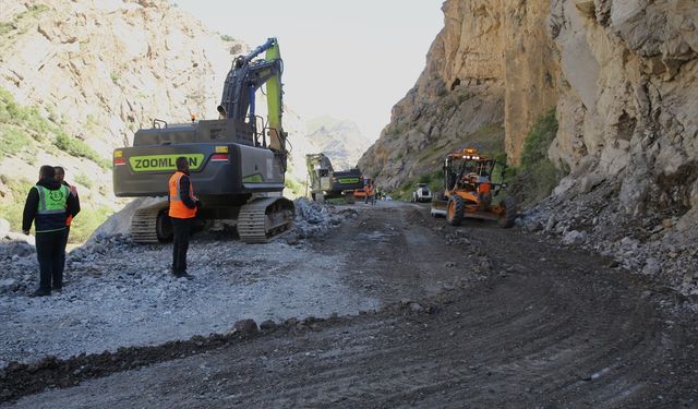 GÜNCELLEME - Dağdan düşen kaya parçaları nedeniyle kapanan Hakkari-Çukurca kara yolu açıldı