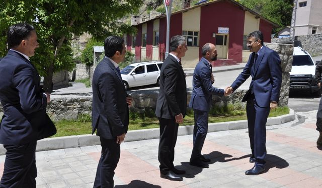 Hakkari Valisi Çelik'ten Çukurca Belediye Başkanı Demir'e ziyaret