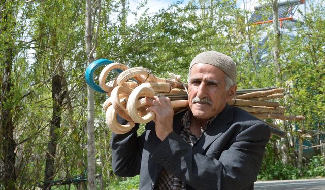 Hakkarili çiftçi 20 yıldır yaşlı ve engelliler için ücretsiz baston yapıyor