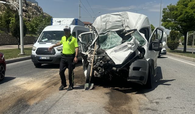 Malatya'da 3 aracın karıştığı trafik kazasında 3 kişi yaralandı