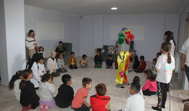 Malazgirt'teki çocuklara ayakkabı ve oyuncak hediye ettiler