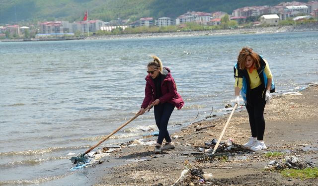Tatvan'da Van Gölü kıyılarında temizlik çalışması yapıldı